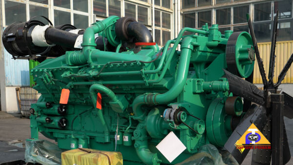 Engine Cummins KTA50G9 left