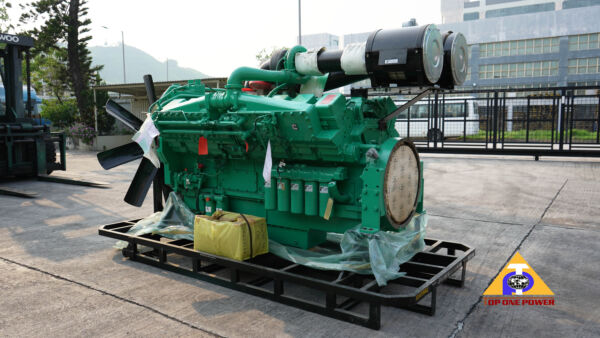 Engine Cummins KTA50G9 side